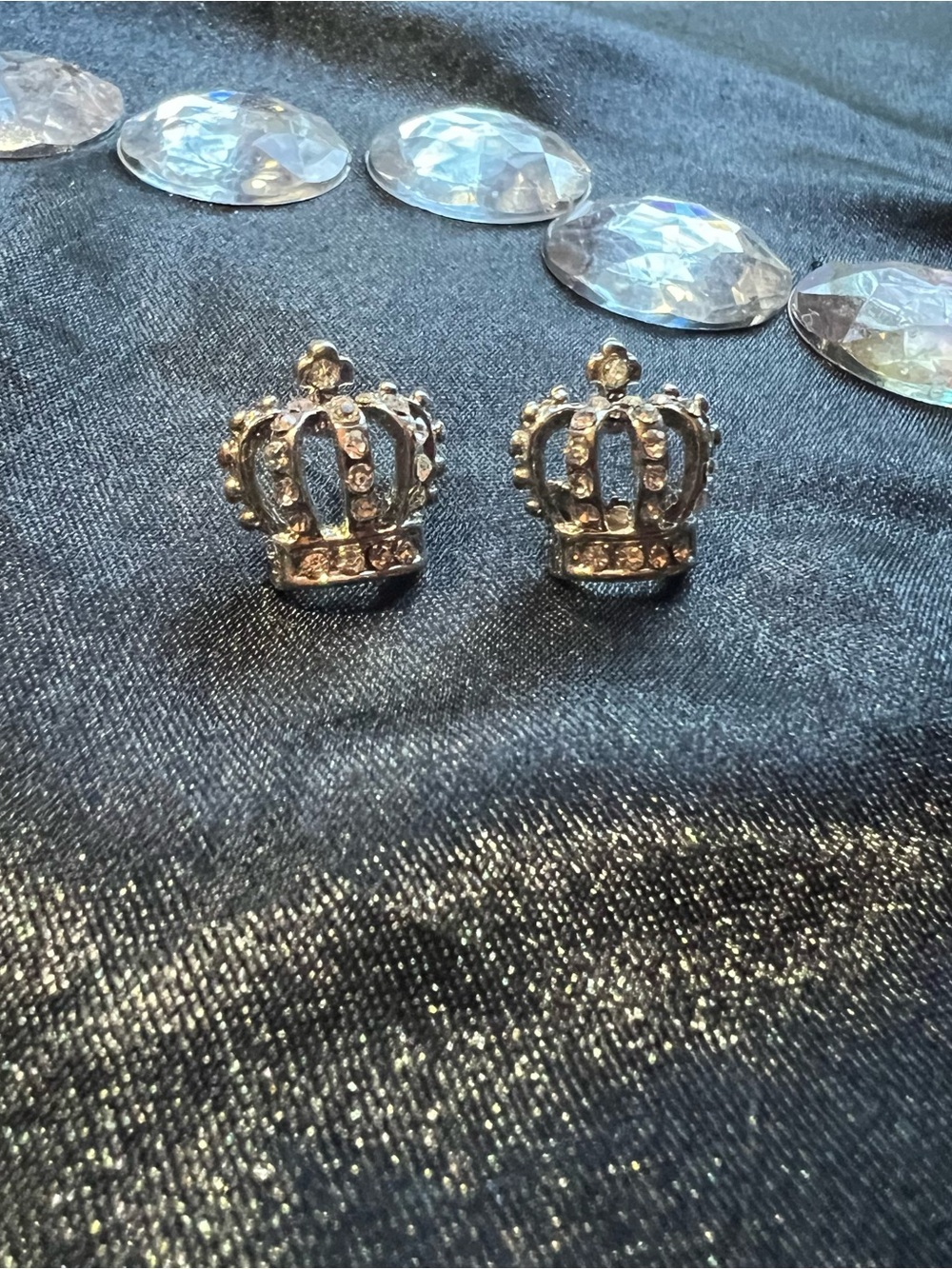 1 Piece Crown Stud Earrings - Silver Rhinestone Accent